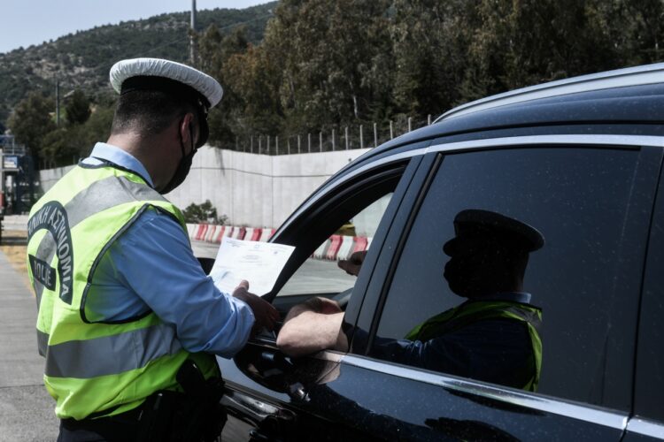 Κίνηση και έλεγχοι από την Αστυνομία στα διόδια της Ελευσίνας, την Μεγ. Πέμπτη 29 Απριλίου 2021.
(EUROKINISSI/ΤΑΤΙΑΝΑ ΜΠΟΛΑΡΗ)