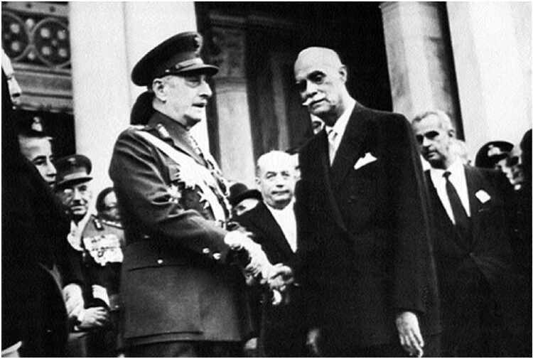 Αλέξανδρος Παπάγος και Νικόλαος Πλαστήρας. Οι δύο στρατηγοί που αναμετρήθηκαν ως οι αρχηγοί των συντηρητικών και των προοδευτικών δυνάμεων αντίστοιχα τόσο στις εκλογές του ‘51 όσο και του ‘52