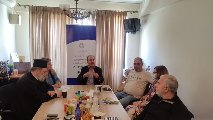 Ο διευθυντής Β/βάθμιας Μανούσος Μαραγκάκης και η διευθύντρια του ΕΝΕΓΥΛ Ξανθίπη Νικολαΐδη ενημέρωσαν τους επιχειρηματίες για τις δεξιότητες των αποφοίτων του ενιαίου ειδικού επαγγελματικού γυμνασίου λυκείου Ρεθύμνου καθώς και το πλαίσιο της μαθητείας προκειμένου να μπορέσουν να συνεργαστούν