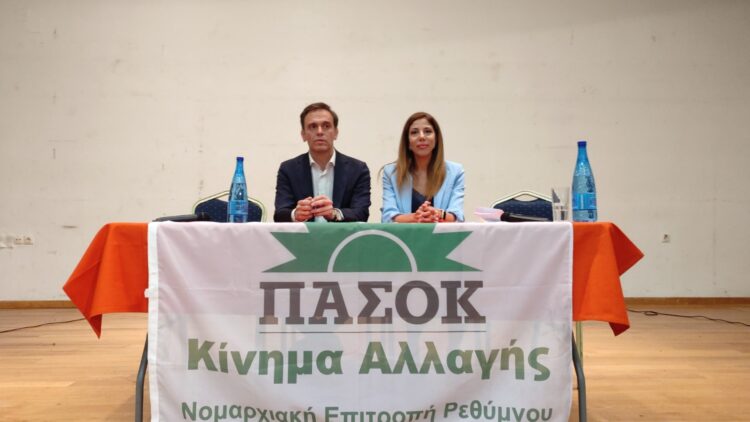 Από αριστερά ο κοινοβουλευτικός εκπρόσωπος του ΠΑΣΟΚ-ΚΙΝΑΛ Δημήτρης Μάντζος και η υποψήφια ευρωβουλευτής Μαρία Δαφέρμου