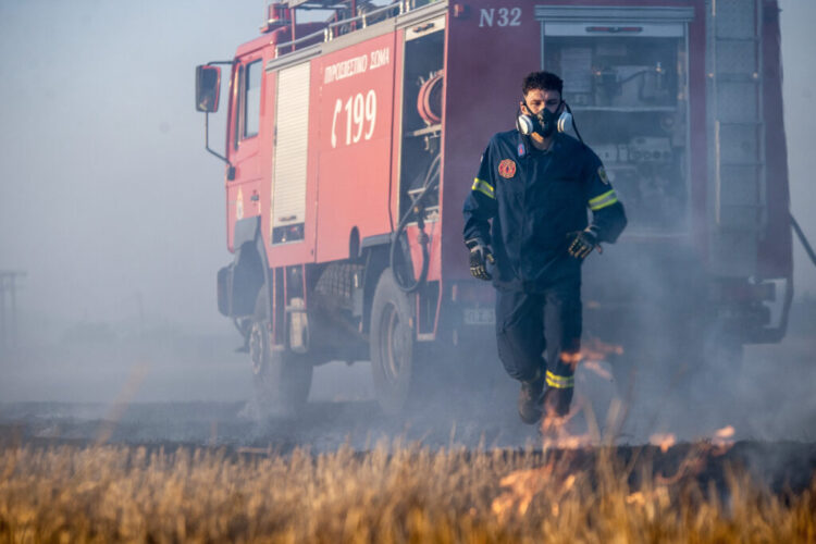 Πωτια ξέσπασε σε περιοχή με ξερα χόρτα στη Πτολεμαϊδα δίπλα απο το αθλητικο κέντρο όπου πραγματοποιεί την προετοιμασία του ο Ατρόμητος, με τα στελέχη του να συνδράμουν στις πυροσβεστικές δυνάμεις για την κατάσβεση της.  Παρασκευή 26 Ιουλίου 2024  (ΡΑΦΑΗΛ ΓΕΩΡΓΙΑΔΗΣ / EUROKINISSI)