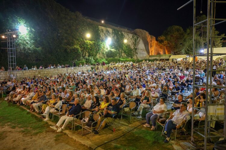 Θερμό χειροκρότημα στον Βασίλη Λέκκα στο Ηράκλειο και στις Αρχάνες. Πλήθος κόσμου στο “Φεστιβάλ Κρήτης” της Περιφέρειας.