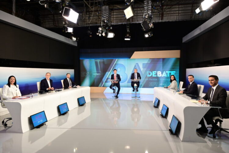 Debate των υποψηφίων για την εκλογή του νέου προέδρου του ΠΑΣΟΚ - Κινήματος Αλλαγής, στην ΕΡΤ, Τρίτη 24 Σεπτεμβρίου 2024. Στην τηλεμαχία συμμετείχαν οι Νίκος Ανδρουλάκης, Παύλος Γερουλάνος, Νάντια Γιαννακοπούλου, Άννα Διαμαντοπούλου, Χάρης Δούκας και Μιχάλης Κατρίνης. Tις ερωτήσεις στους υποψηφίους υπέβαλαν οι δημοσιογράφοι της ΕΡΤ, Απόστολος Μαγγηριάδης και Γιώργος Κουβαράς.  
(ΜΙΧΑΛΗΣ ΚΑΡΑΓΙΑΝΝΗΣ/EUROKINISSI)