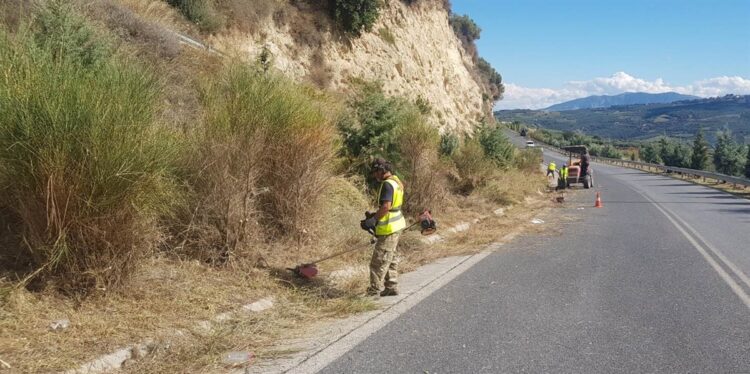 Καθαρισμός δημοτικών και αγροτικών δρόμων