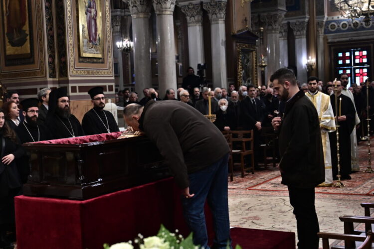 [375243] ΣΕ ΛΑΪΚΟ ΠΡΟΣΚΥΝΗΜΑ ΤΟ ΣΚΗΝΩΜΑ ΤΟΥ ΑΡΧΙΕΠΙΣΚΟΠΟΥ ΑΛΒΑΝΙΑΣ ΑΝΑΣΤΑΣΙΟΥ ΣΤΗΝ ΜΗΤΡΟΠΟΛΗ ΑΘΗΝΩΝ (ΚΩΣΤΑΣ ΤΖΟΥΜΑΣ/EUROKINISSI)