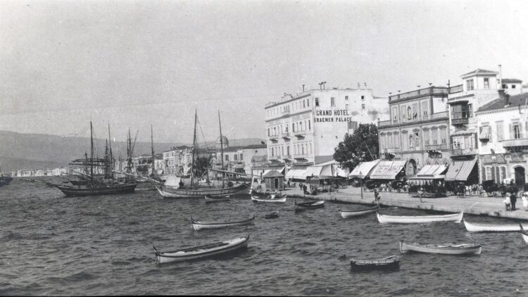 Άποψη προκυμαίας με το ξενοδοχείο Κράμμερ 1900
