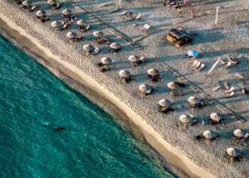 Έσοδα ρεκόρ για τον τουρισμό: Ξεπέρασαν τα 12 δισ. ευρώ το επτάμηνο Ιανουαρίου – Ιουλίου 2025